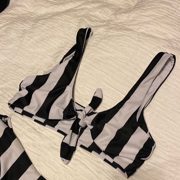 Striped bikini - Picture 1 of 2